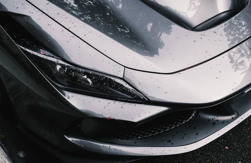 Передняя часть серого спортивного автомобиля