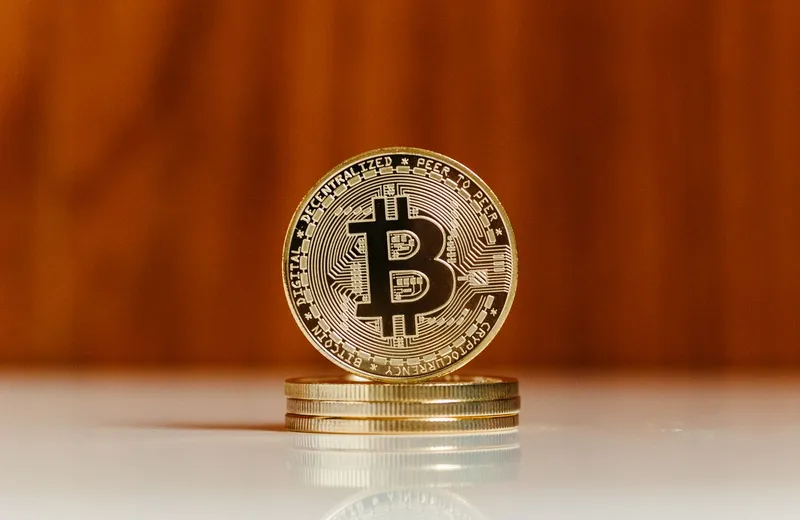 Монета биткоина на столе