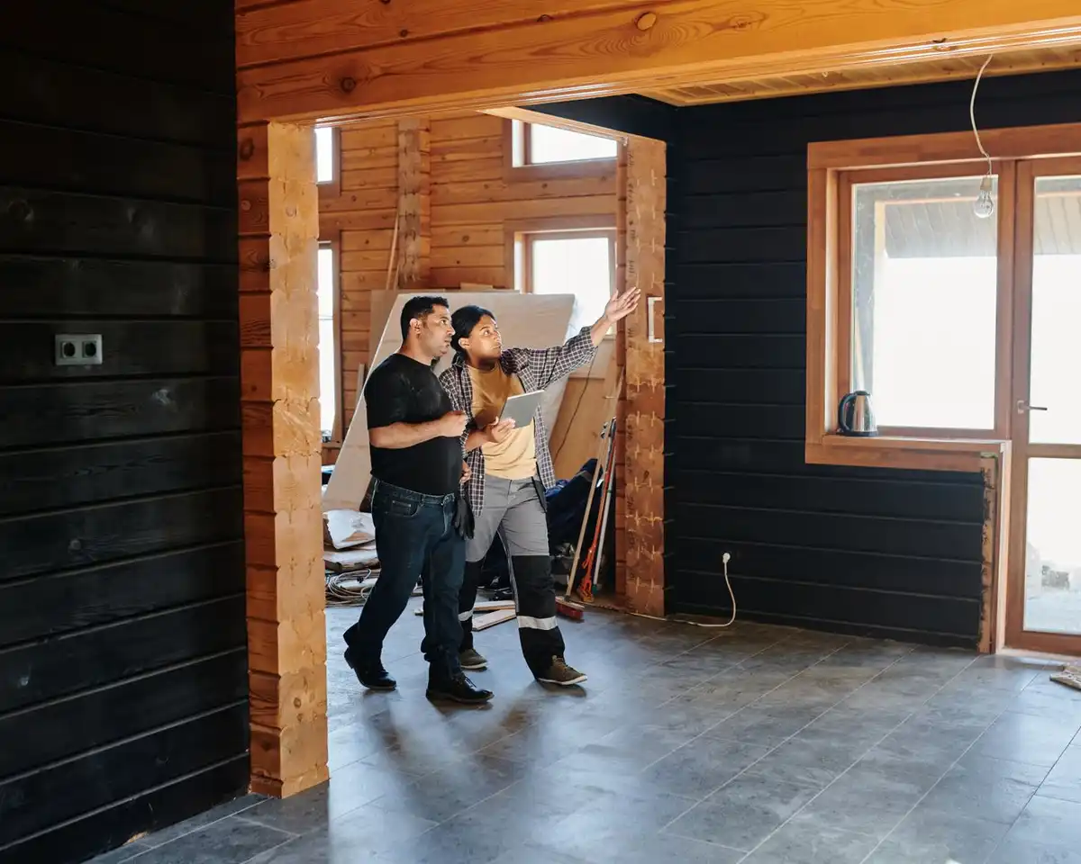 Прораб и заказчица обходят дом на этапе ремонта