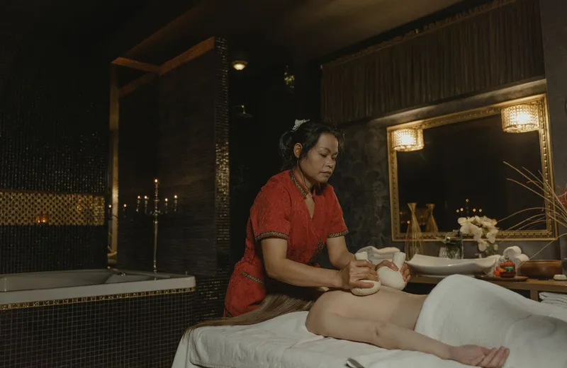 Массажист делает массаж в SPA-кабинете